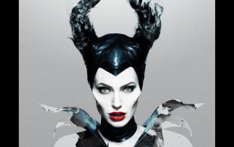 La actriz Angelina Jolie da vida a la bruja del cuento 'La Bella Durmiente'. ESPECIAL /