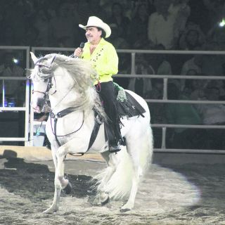 Se baja del caballo y dice adiós al jaripeo