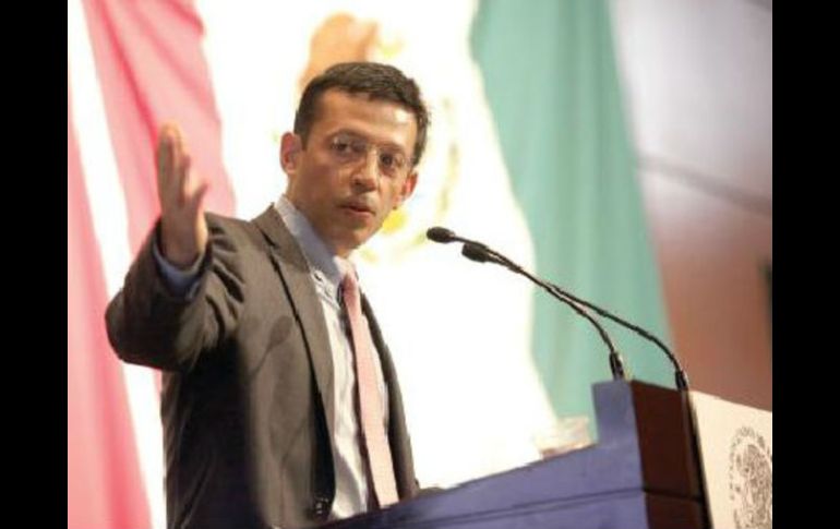 Alan Elizondo señala como fuente de deterioro las tarjetas de crédito. ESPECIAL /