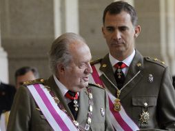 Juan Carlos, de 76 años, y su hijo Felipe, de 46, aparecen juntos por primera vez tras la renuncia del monarca en un acto militar. EFE /