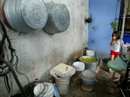 El agua almacenada en cacharros favorece a la generación del mosco que transmite el dengue; las lluvias incrementan su presencia. ARCHIVO /