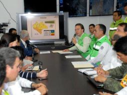 Manuel Velasco (d) acude a la reunión extraordinaria del Comité Estatal de Emergencias; acuerdan evacuaciones. Foto: ‏@VelascoM_. ESPECIAL /