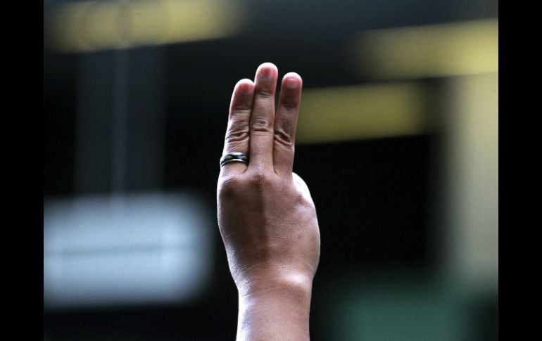 Algunos manifestantes dicen que hacer el saludo significa: No al golpe, Libertad y Democracia. AP /