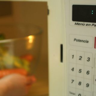 Diez cosas que no debes meter al microondas