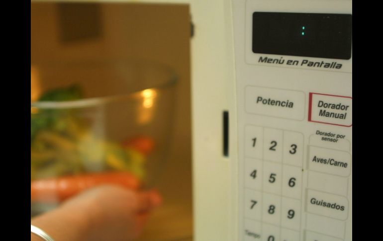 Se podría generar una explosión por introducir desde verduras hasta metales. ARCHIVO /