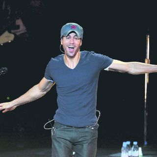 Enrique Iglesias convierte al Telmex en pista de baile