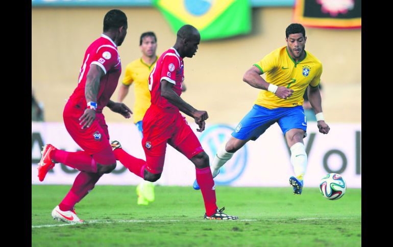 El delantero Hulk (7) anotó el tercer gol de su equipo al iniciar el segundo tiempo. El Brasil de Scolari utiliza una formación 4-3-3. EFE /
