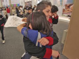 Estudios científicos demuestran que abrazar a una persona es benéfico para la salud física y emocional. ARCHIVO /