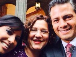 En la foto están las delegadas Leticia Quezada y Maricela contreras con el Presidente Enrique Peña Nieto. Foto: @DanielaFregoso_. ESPECIAL /