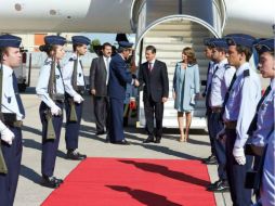 Enrique Peña Nieto llega al aeropuerto militar de Portugal para iniciar una visita de Estado que concluirá el viernes. ESPECIAL /