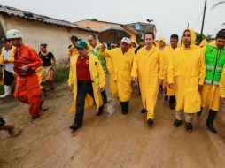 El gobernador chiapaneco supervisa la evacuación de personas en zonas de riesgo y los refugios temporales. Foto: @VelascoM_ . ESPECIAL /