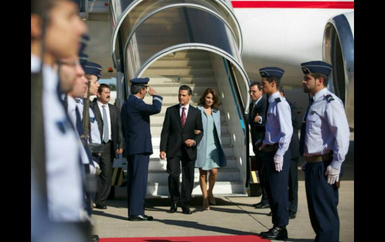 El Presidente Peña Nieto, acompañado de su esposa, inicia una gira de trabajo por Europa, comezando en Portugal. ESPECIAL /