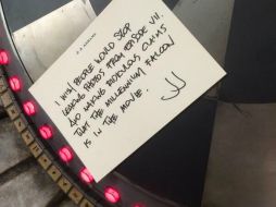 El mensaje firmado por Abrams aparece sobre un tablero de ajedrez galáctico. ESPECIAL /