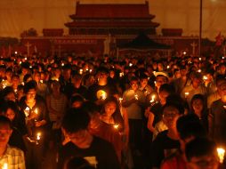 Miles de personas encienden velas en el Parque Victoria de Hong Kong. AP /
