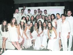 Como diosas griegas. El anfitrión con su equipo organizador y los líderes.  /