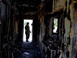 Separatistas pro-rusos observan los destrozos en una de sus sedes en la localidad de Lugansk. EFE /