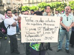 PRESIÓN. Los transportistas presionan y exigen el regreso a la tarifa de siete pesos para poder dar mantenimiento a sus unidades.  /