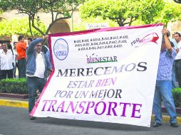 Plaza de Armas. Transportistas se manifestaron ayer afuera de Palacio de Gobierno, en donde entregaron un pliego petitorio.  /