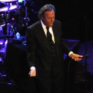 Julio Iglesias reitera su amor por México en concierto