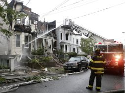 El incendio destruye tres casas de dos pisos. Un total de 200 bomberos acuden a extinguir el siniestro. AP /