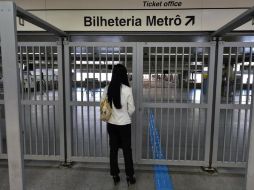 Los autobuses circulan y lucen abarrotados. Unos 3.5 millones de habitantes padecen la huelga en el transporte público. AFP /