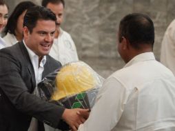 El mandatario hizo entrega de apoyos y uniformes a brigadistas del Estado. ESPECIAL /