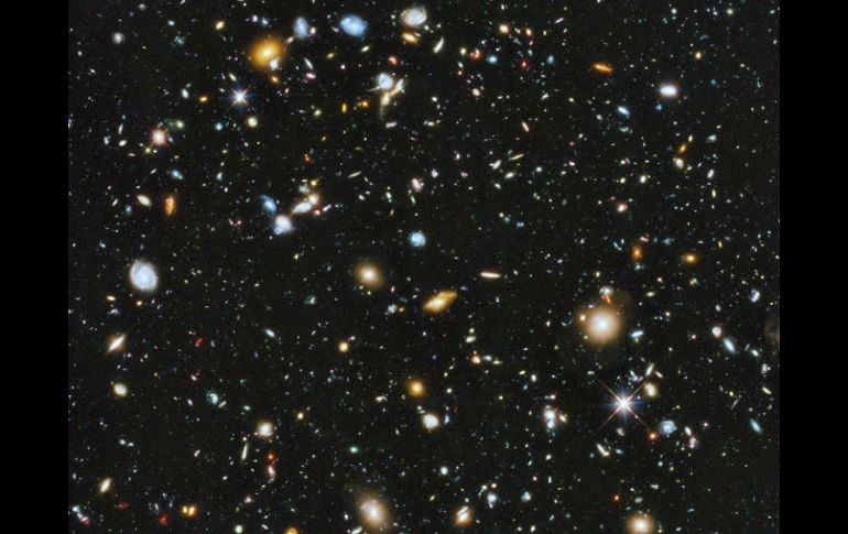 La foto es una composición de más de 800 imágenes tomadas por el Hubble y muestra unas 10 mil galaxias de todos colores. EFE /