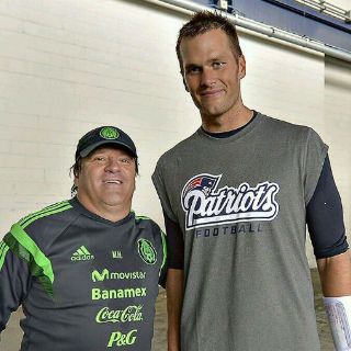 Miguel Herrera presume fotografía con Tom Brady
