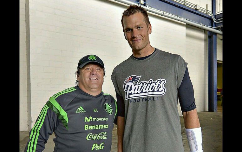 El 'Piojo' Herrera afirma que fue el quarterback de los Patriotas de Nueva Inglaterra quien le pidió la foto. ESPECIAL /