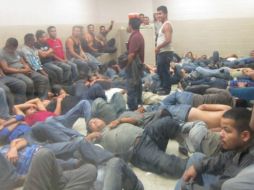 La capacidad de los centros de procesamiento en Texas ha sido sobrepasada por los miles de inmigrantes. ESPECIAL /