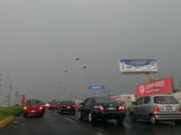 La lluvia provocó que el tráfico se volviera lento en Lázaro Cárdenas.  /