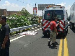 Una ambulancia de la Cruz Roja arribó al lugar para confirmar el deceso del menor. ESPECIAL /