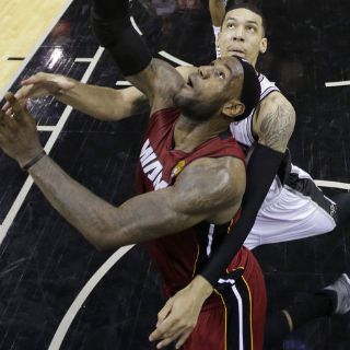 James se lesiona en la primera victoria de los Spurs ante el Heat