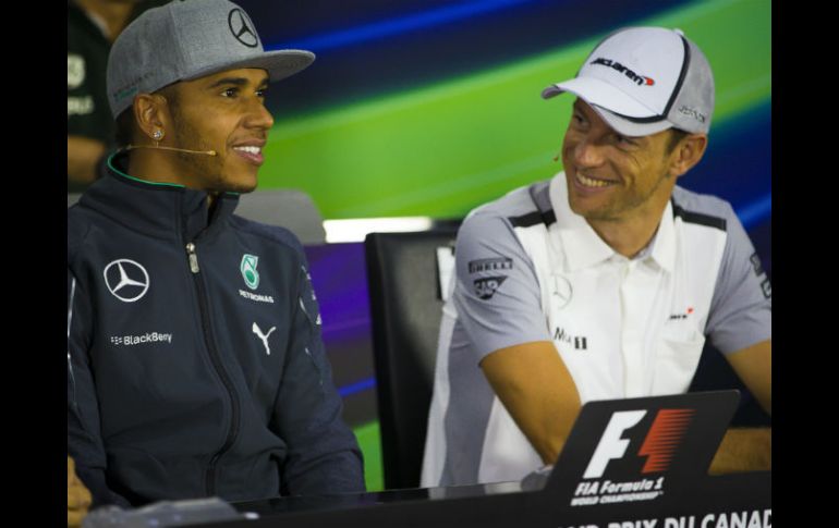 Lewis Hamilton (izq), de Mercedes, y Jenson Button (der), de McLaren, en la rueda prensa previa a las actividades del GP de Canadá.  /