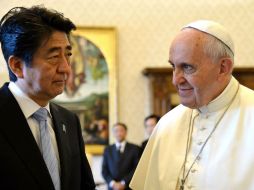 Después de la audiencia privada, el Pontífice y el mandatario japonés intercambian regalos. AFP /