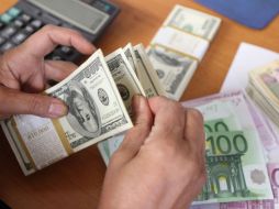 El tipo de cambio para solventar obligaciones en moneda extranjera pagaderas es de 12.8868 pesos. ARCHIVO /