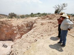 Tras el accidente, el carbonero es llevado en ambulancia a un hospital, donde fallece más tarde. ARCHIVO /