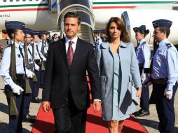 El Mandatario mexicano y su esposa Angélica Rivero descendieron del avión TP01. ARCHIVO /