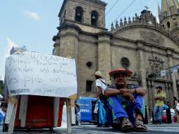 El grupo de artesanos bloqueó por unos minutos la avenida Hidalgo en su cruce con 16 de Septiembre.  /
