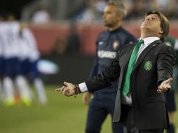 'El Piojo' Herrera pide ayuda divina ante las fallas del equipo mexicano. MEXSPORT /