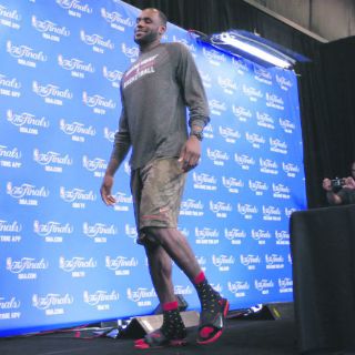 LeBron James confía en jugar el segundo partido de la serie final