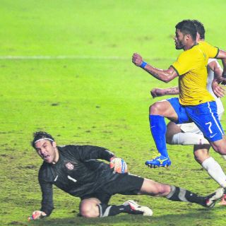 Brasil gana otra vez... pero no enamora