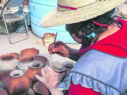 La autoridad municipal busca preservar y difundir las tradiciones de la zona, como la artesanía de Teponahuasco.  /