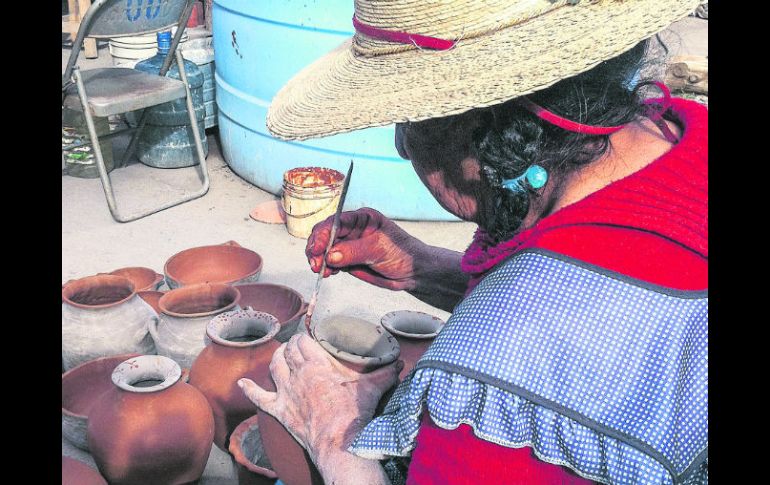 La autoridad municipal busca preservar y difundir las tradiciones de la zona, como la artesanía de Teponahuasco.  /