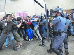 La Policía se enfrenta a los trabajadores del metro de Sao Paulo que se encuentran en huelga. AP /
