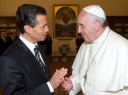 Enrique Peña Nieto dialoga con el Papa Francisco durante su audiencia. AFP /