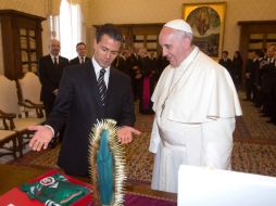 El Papa agradece con una sonrisa el obsequio del Presidente de México. AFP /