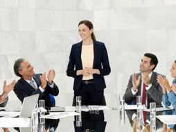 En la actualidad, muchas mujeres tienen como prioridad su trabajo y su superación personal. ESPECIAL /