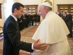 Enrique Peña Nieto, en reunión en el Palacio Apostólico del Vaticano con el Papa Francisco. ESPECIAL /