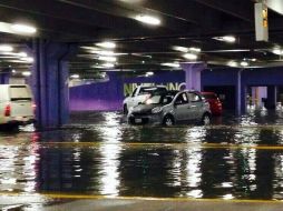 Imagen de la inundación del estacionamiento de un centro comercial, en Veracruz, a causa de las continúas lluvias. Foto: @chematierra. ESPECIAL /